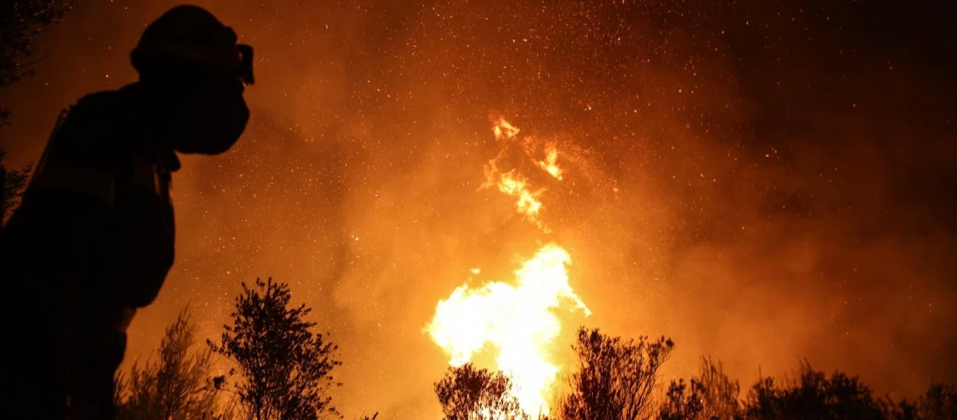 Πυροσβέστης εξέθεσε την κυβέρνηση και τα ΜΜΕ για τις υποτιθέμενες πυροσβεστικές δυνάμεις και δέχθηκε επίθεση